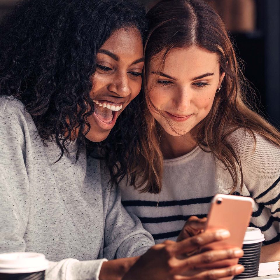 Girls_looking_phone_cafe_1440x1800