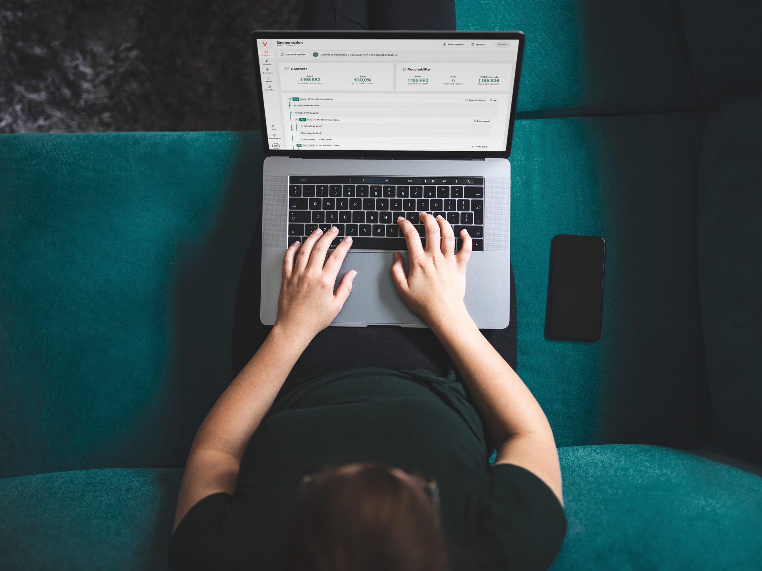 segmentation_mockup_working-on-computer_woman-kopia-scaled