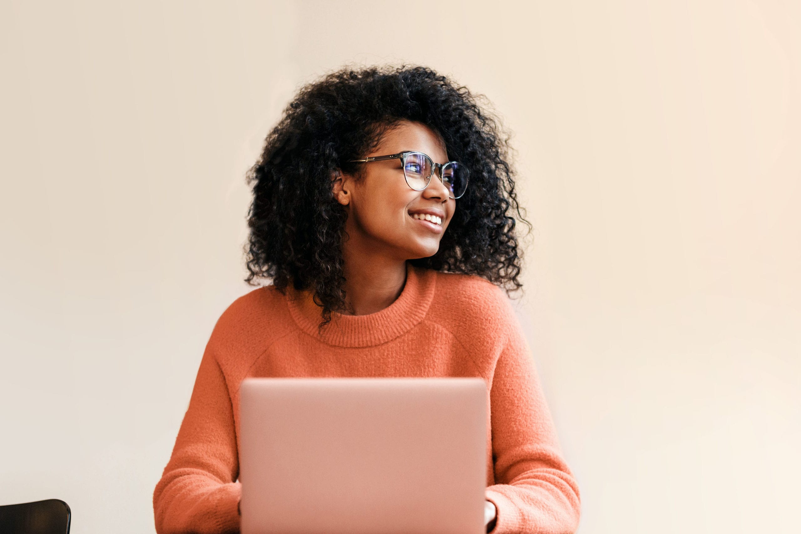 woman_laptop_looking-away2-scaled